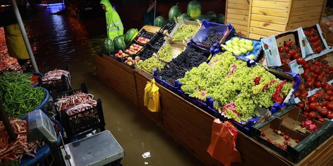 Rize'nin Pazar ilçesinde şiddetli yağış su baskınlarına neden oldu