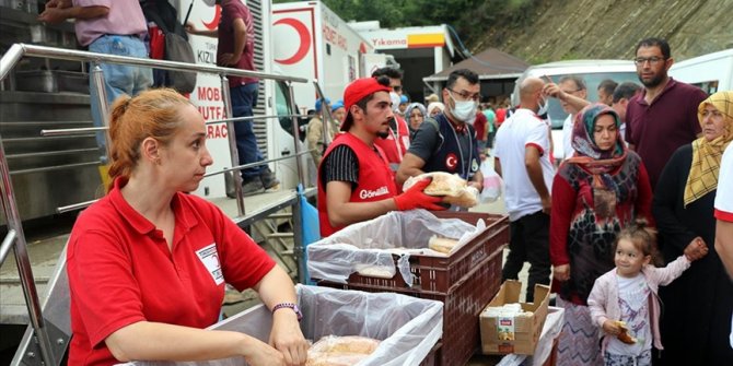 Bozkurt'ta sel anında yaşadıklarını anlatan vatandaşlardan yardımlar için devlete teşekkür