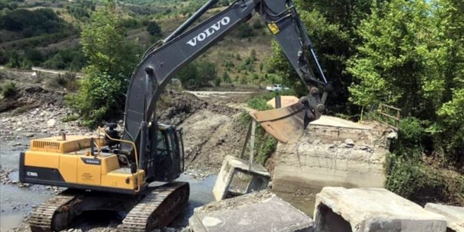 Karabük'te sel nedeniyle çöken Arnavut Köprüsü menfez konularak ulaşıma açıldı