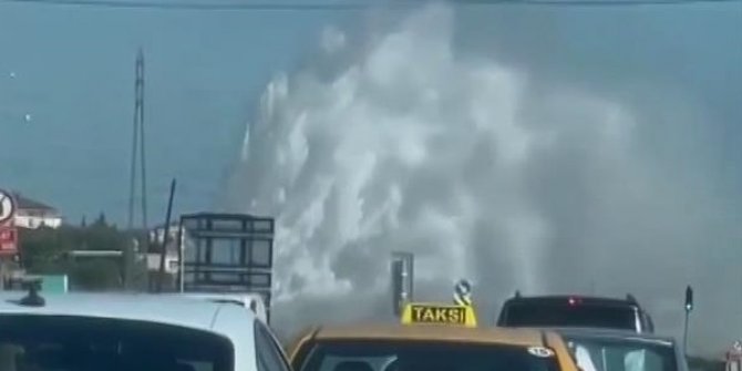 Beylikdüzü'nde su borusu patladı sürücüler zor anlar yaşadı