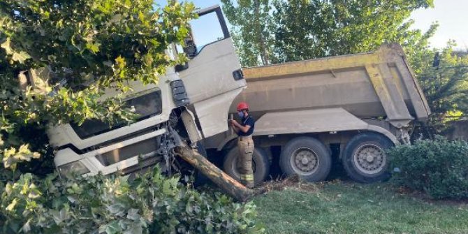 Arnavutköy'de hafriyat kamyonunun altında kalmaktan son anda kurtuldu