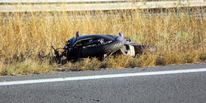 Bariyerlere çarpan motosikletin sürücüsü öldü