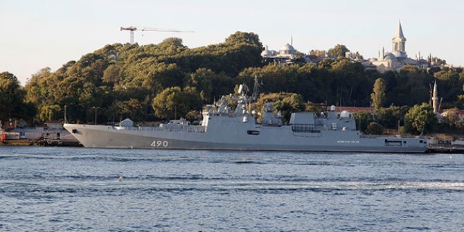 Rus savaş gemisi Sarayburnu Limanı'na demirledi