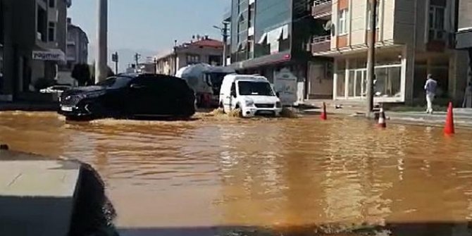 Düzce'de boru patladı, cadde ve sokaklar suyla doldu