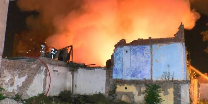 Bursa'da 2 katlı metruk bina yangın sonucu çöktü