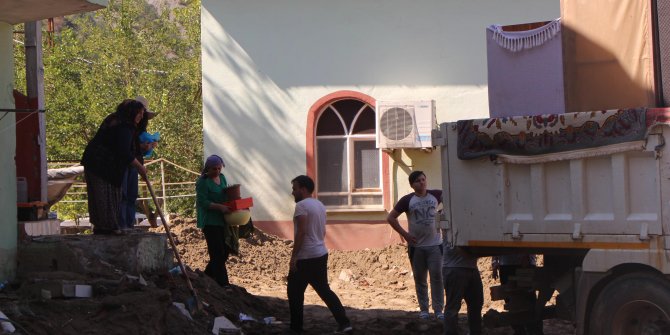 Sinop’ta selde hasar gören afet evlerinin yıkımında hüzün