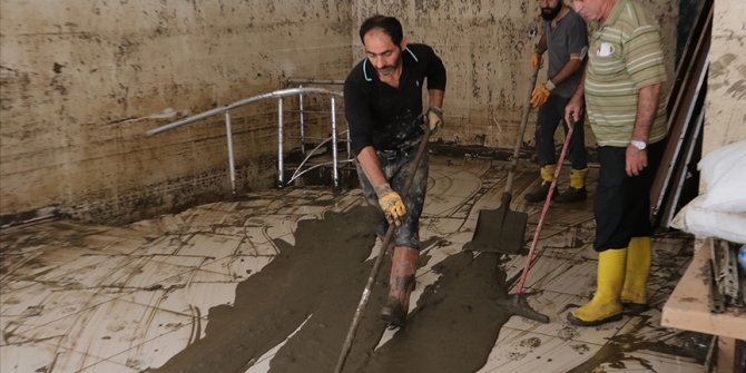 Sel felaketinde iki iş yeri hasar gören esnaf canını zor kurtardı
