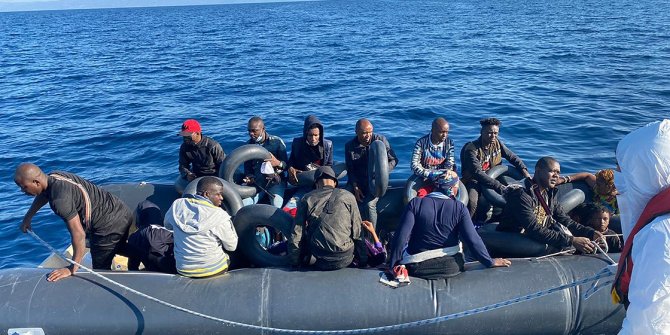 Ayvalık açıklarında Türk kara sularına itilen 20 düzensiz göçmen kurtarıldı