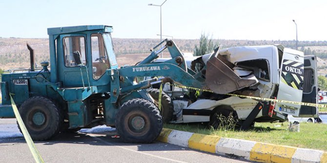 Şanlıurfa’da iş makinesi, öğrenci servisine çarptı: 13 yaralı