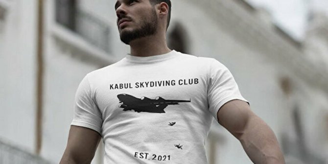 Skandal tişört: Uçaktan düşerek ölen Afganlarla dalga geçtiler 'Kabil Paraşütle Atlama Kulübü'