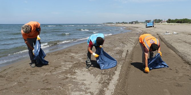 Doğal kum plajı, çöplerden temizlendi