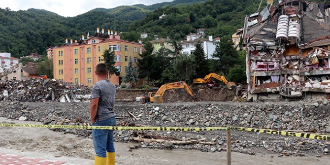 Bozkurt'ta acil yıkım kararı verilen binalar yıkılıyor