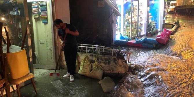 Rize'de sağanak nedeniyle bazı iş yerlerini su bastı