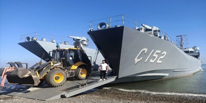 Sel felaketi nedeniyle yolları kapanan Türkeli ilçesine çıkarma gemileriyle araç ve malzeme taşındı