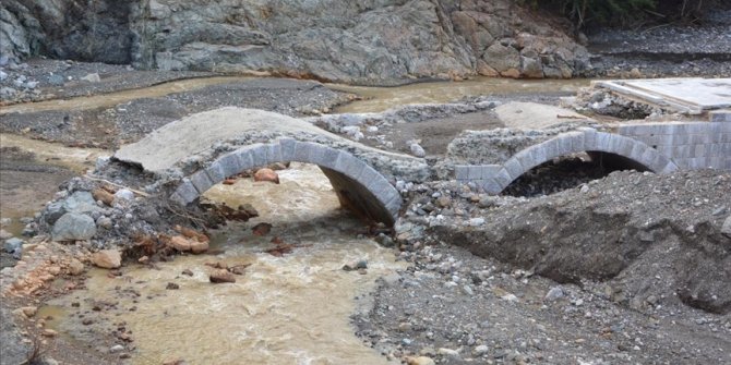 Kastamonu'daki selde, İstiklal Yolu üzerindeki 122 yıllık tarihi köprü de zarar gördü