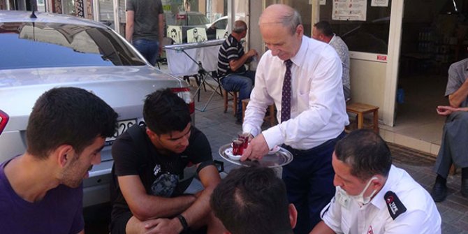 Yıllardır takım elbiseyle çay servisi yapıyor