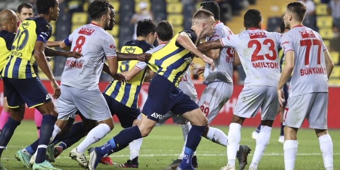 Fenerbahçe, sahasında 3 puanı 2 golle aldı