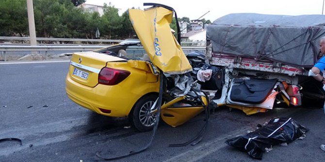 İzmir'de feci kaza! Taksi kağıt gibi ezildi