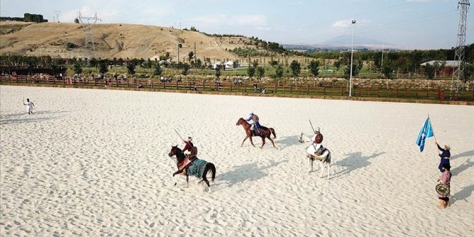 Ahlat'ta Malazgirt Zaferi'nin 950. yıl dönümü etkinlikleri başladı