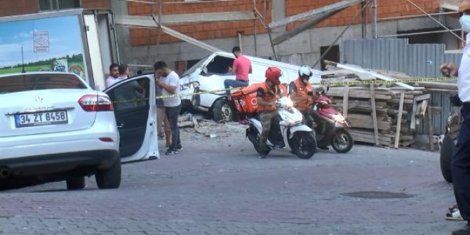 Kağıthane'de yokuş aşağı kayan kamyonet sokağı birbirine kattı