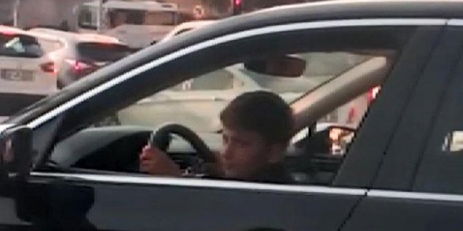 Trafikte akılalmaz görüntü: Otomobil kullanan çocuk kamerada