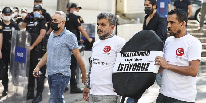 Evlat nöbeti tutan babalar, HDP Genel Merkezi'ne siyah çelenk bıraktı