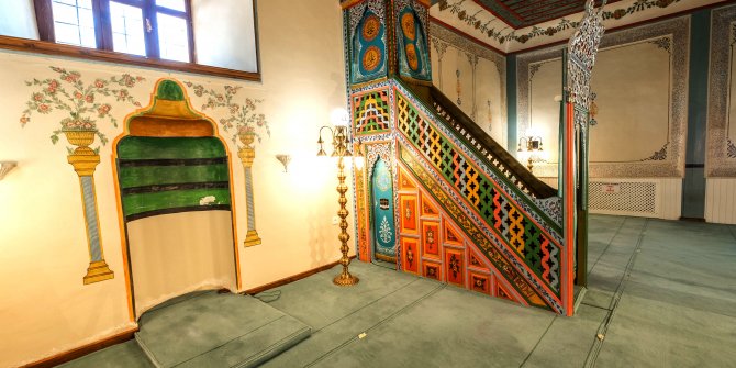 Ahşabın sanata dönüştüğü 126 yıllık cami ilgi görüyor