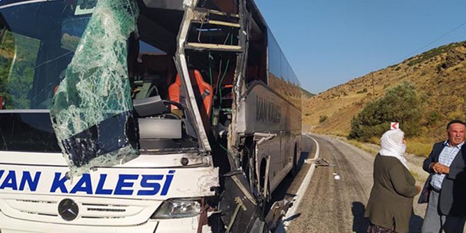 Yolcu otobüsü ile TIR çarpıştı; 1'i ağır, 3 yaralı