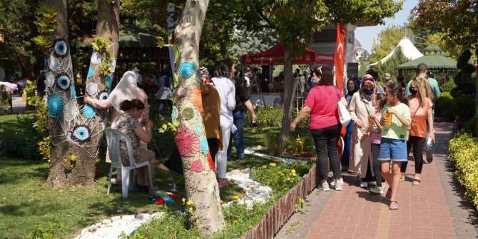 Keçiören'de ağaçlar süslendi