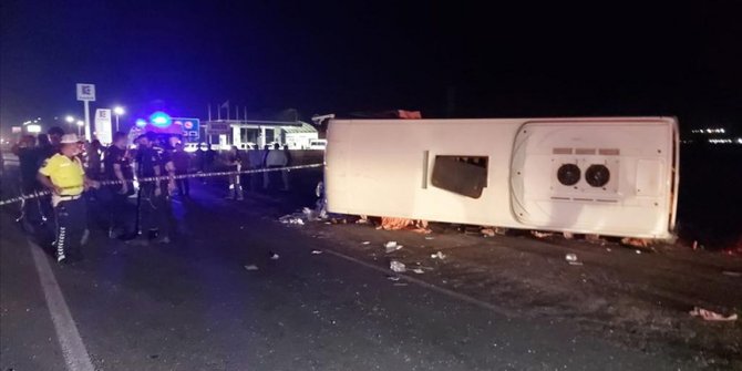 Manisa'da otomobil ile midibüs çarpıştı: 4 ölü, 6 yaralı