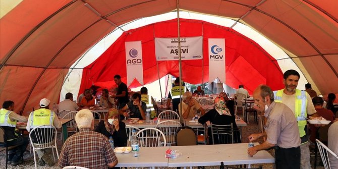 Bozkurt'ta yemek hizmeti sunan STK'lar afetzedelere ev sıcaklığını hissettirmeye çalışıyor