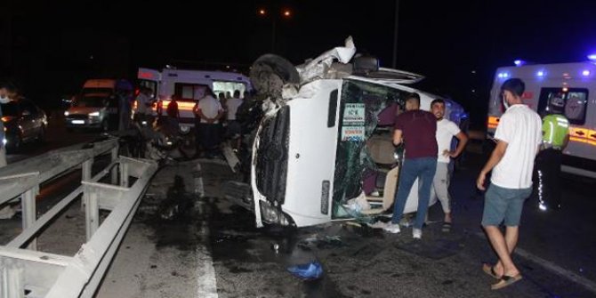 Bariyerlere çarpan işçi servisi devrildi: 7 yaralı