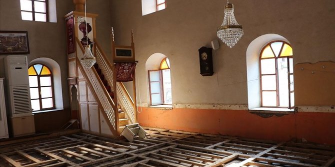 112 yıllık cami ve içindeki kitaplardan afetin izleri silinmeye çalışılıyor