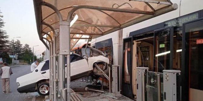 Durağa giren otomobil, tramvaya çarptı 