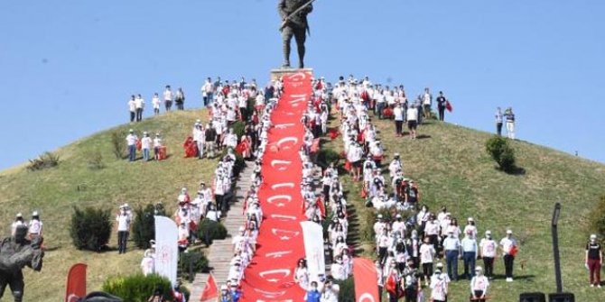 Dumlupınar Şehitliği'ne ziyaretçi akını