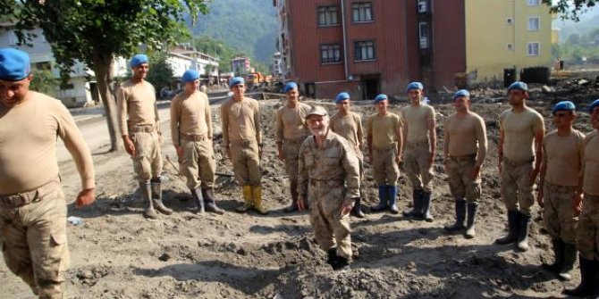 Askerlik günlerini unutamayan 79 yaşındaki "Coşkun dede" sel bölgesinde