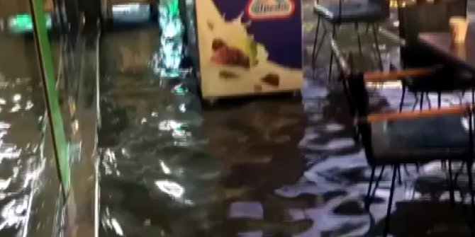 Ankara'da kuvvetli sağanak su baskınlarına neden oldu