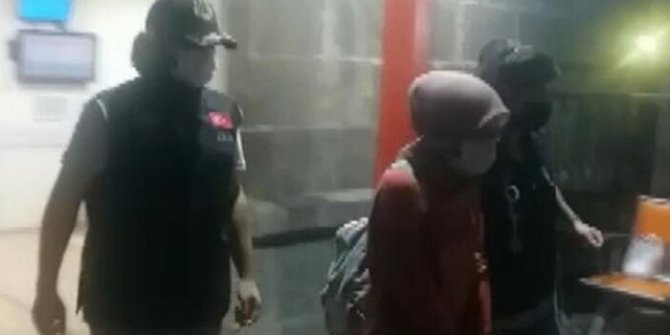İzmir'de FETÖ operasyonunda 17 gözaltı