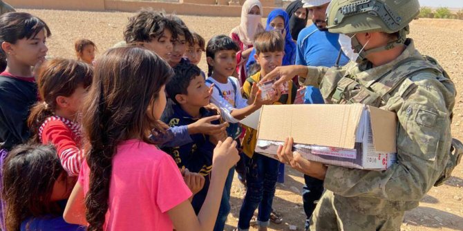 Mehmetçik, Barış Pınarı Harekatı bölgesinde insani yardımda bulundu