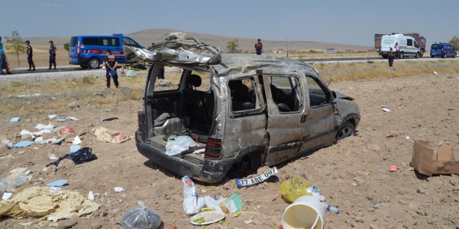 Hafif ticari araç şarampole devrildi: 1 ölü, 4 yaralı