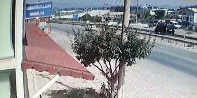 Tabelanın direğine çarpan motosikletin sürücüsü öldü; kaza kamerada