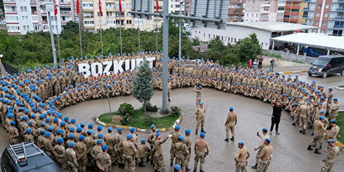 Komandolardan Bozkurt'a marşlı veda
