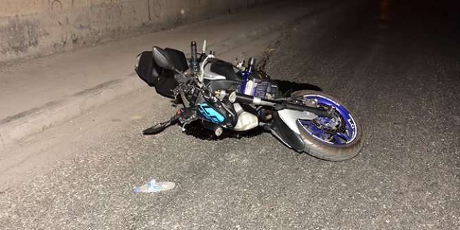 İzmir'de kaldırıma çarpan motosiklet metrelerce sürüklendi: 1 ölü, 1 yaralı