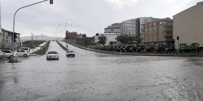 Doğu ve İç Anadolu'daki bazı illerde gök gürültülü sağanak bekleniyor