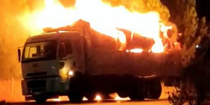 Tomruk yüklü kamyon alev alev yandı