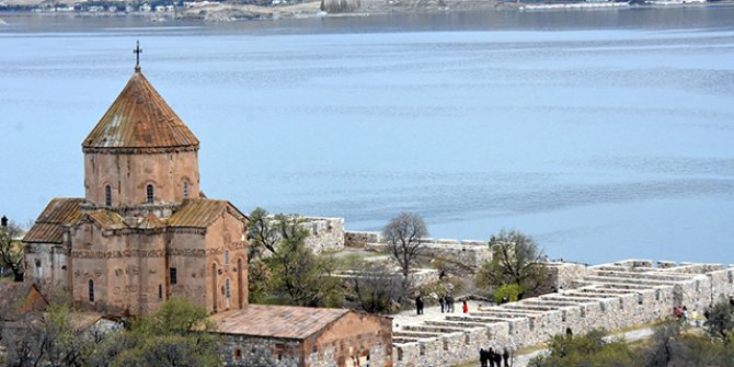 Tarihi Akdamar Kilisesi ayine hazır