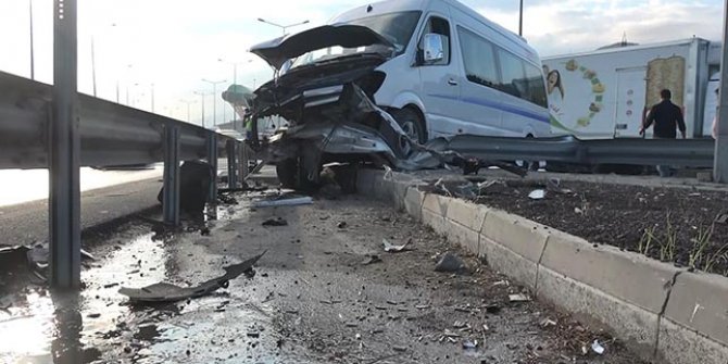 Lastiği patlayan işçi servisi bariyere çarptı: 6 yaralı