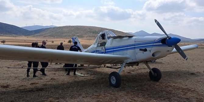 Zirai ilaçlama uçağı tarlaya zorunlu iniş yaptı