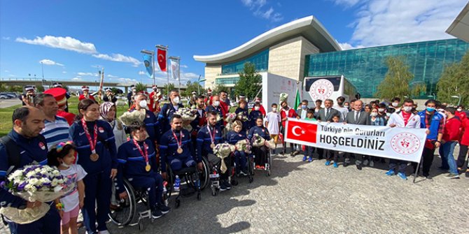 Masa tenisi milli sporcuları Ankara’da coşkuyla karşılandı