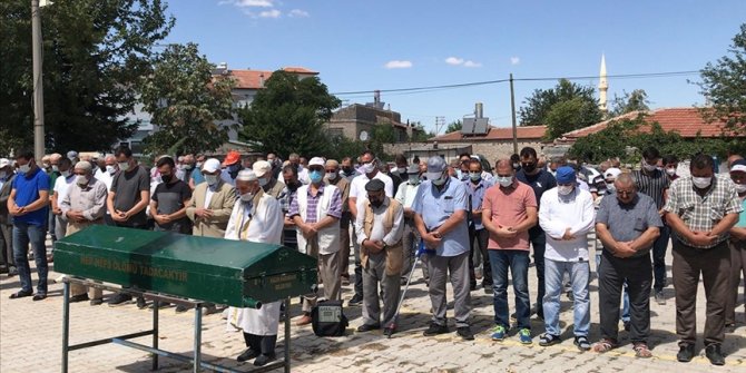 Aşı çağrısı yaptıktan sonra Kovid-19'dan hayatını kaybeden kişi toprağa verildi